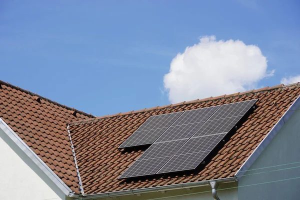 Tiled Telhado Que Painéis Solares São Instalados Única Nuvem Redonda — Fotografia de Stock