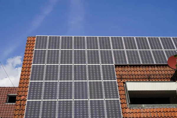 Solární Panely Velmi Velké Kachlové Střeše Malý Balkón Integrován Střechy — Stock fotografie