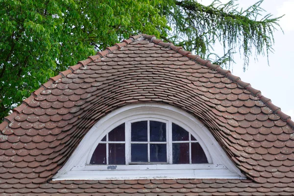 Home Sweet Home Curved Tiled Roof Dormer Window Lattice Windows — Stockfoto