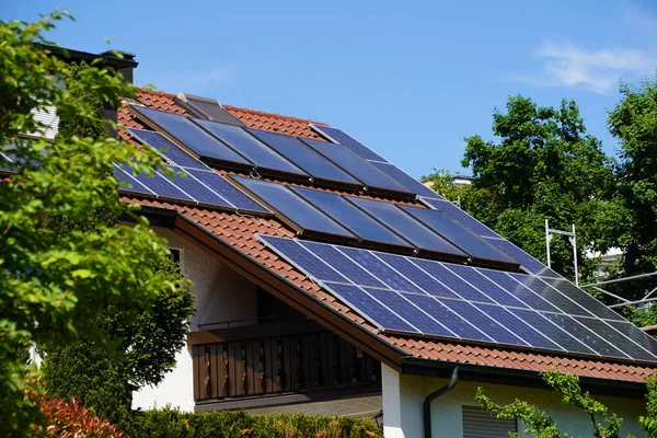 Casa Campo Com Módulos Solares Para Painéis Térmicos Fotovoltaicos Solares — Fotografia de Stock