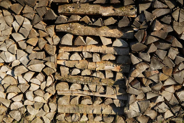 Gespaltenes Brennholz Wird Säuberlich Gestapelt Und Sonnenlicht Getrocknet Die Versorgung — Stockfoto