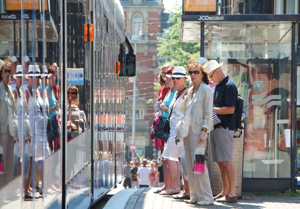 Tramvayda bekliyor — Stok fotoğraf