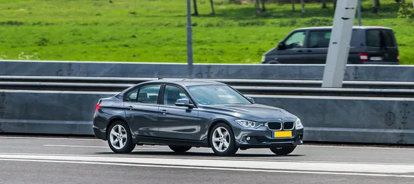 BMW 3 guida lungo la strada — Foto Stock