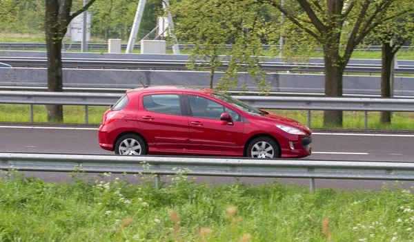 Auto rossa Guidare l'autostrada — Foto Stock