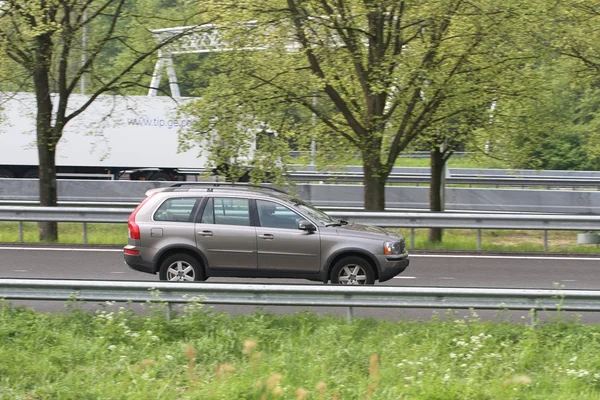 고속도로 운전 하는 Suv — 스톡 사진