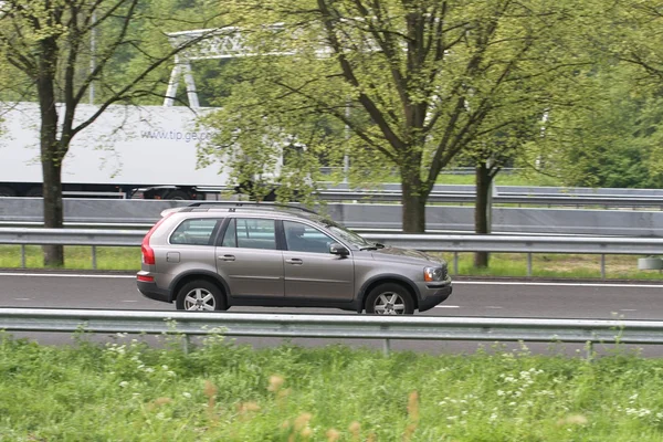 SUV Guidare l'autostrada — Foto Stock