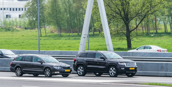 Skoda Superba vs. s. JEEP Grand Cherokee — Foto Stock