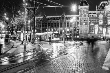 Amsterdam Merkez İstasyonu'na gece