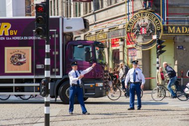 Amsterdam polis memuru trafik yön veren