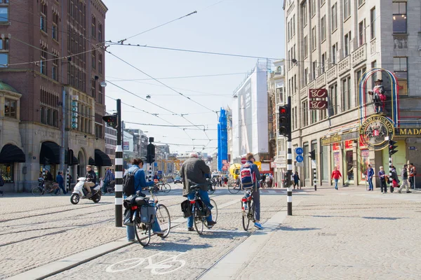 Amsterdam citycenter z trzema na ich rower — Zdjęcie stockowe