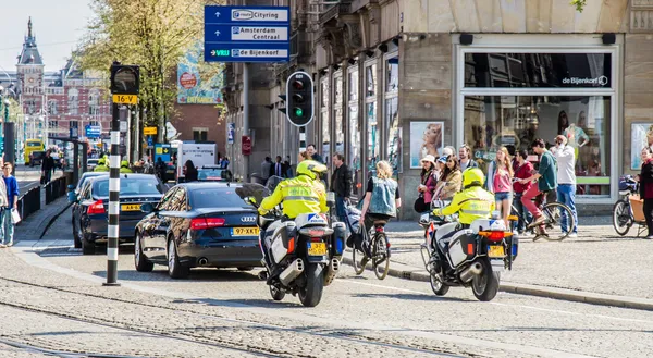 Police on motorbikes in citycenter escorting royal princess Beatrix — Stock Photo, Image