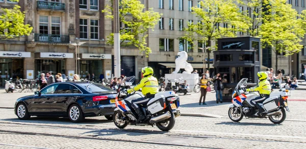 Police on motorbikes in citycenter escorting royal princess Beatrix — Stock Photo, Image