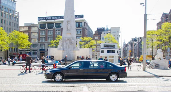 Royal Princess Beatrix with friend in Volvo driving trough Amsterdam — Stock Photo, Image