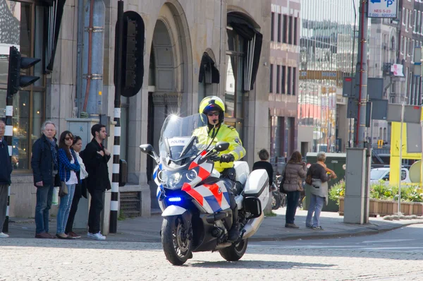 Policja na motocyklach w citycenter eskortowanie królewski księżniczka beatrix — Zdjęcie stockowe