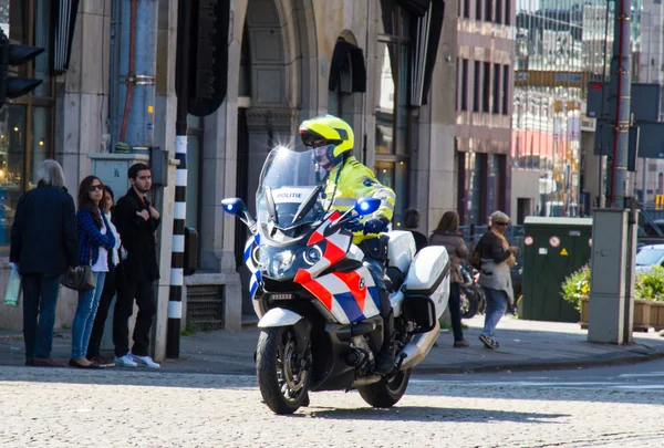 Policja na motocyklach w citycenter eskortowanie królewski księżniczka beatrix — Zdjęcie stockowe