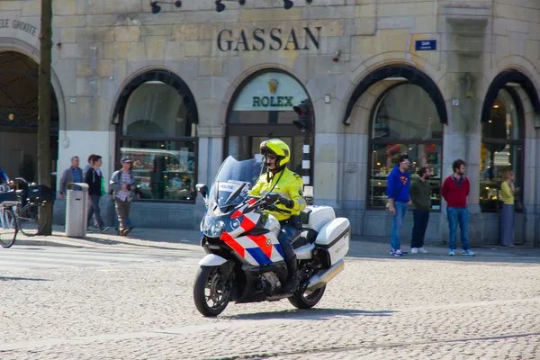 Police on motorbikes in citycenter escorting royal Prinses Beatrix — Stock Photo, Image