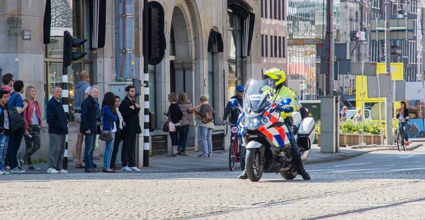 Police on motorbikes in citycenter escorting royal Princess Beatrix — Stock Photo, Image