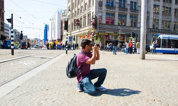 Toeristische nemen foto in amsterdam — Stockfoto