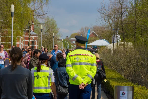 Policía patrullando en Amsterdam —  Fotos de Stock