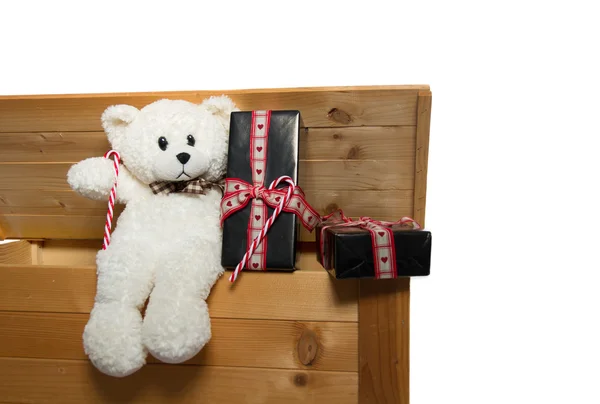 Teddybear con regali seduti su una scatola di legno — Foto Stock