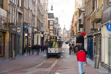 Amsterdam'da Leidsestraat aracılığıyla sürme de tramvay ile