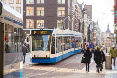Amsterdam'da Leidsestraat aracılığıyla sürme de tramvay ile