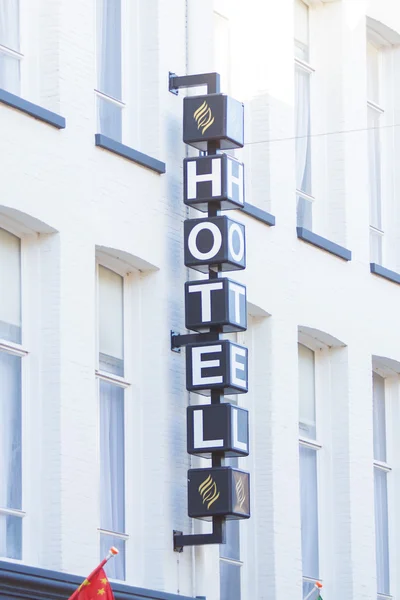 Hotel skylt på en byggnad — 图库照片