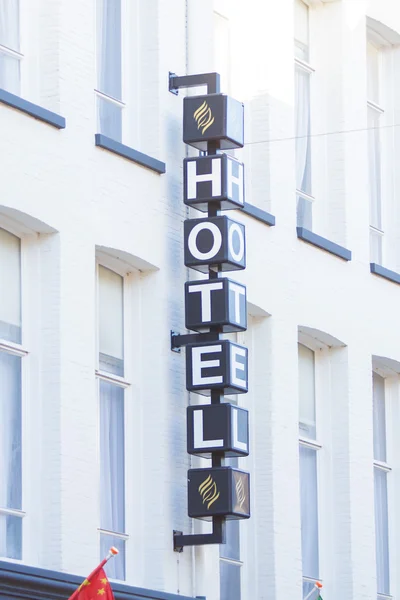 Hotelschild an einem Gebäude — Stockfoto