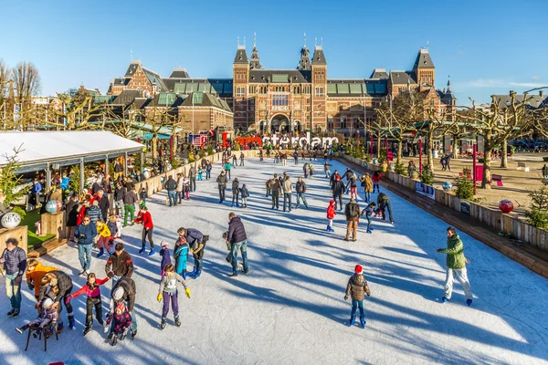 Pista de hielo en Amsterdam frente al Rijksmusem —  Fotos de Stock