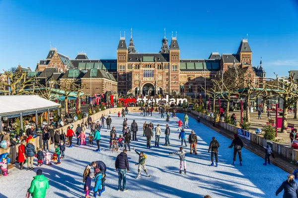 Ice rink in Amsterdam in front of the Rijksmusem — Stock Photo, Image