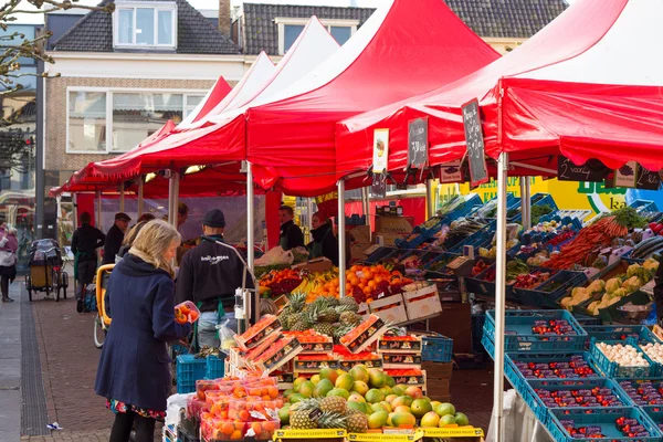 Stå med grönsaker och frukter på marknaden — Stockfoto