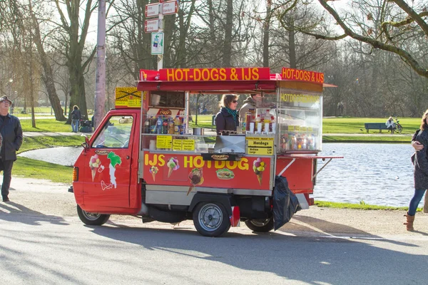 Hotdog stå i amsterdam vondelpark — Stockfoto