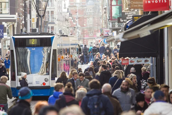 amsterdam'ın kalabalık caddede