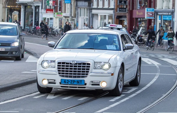 Taxi conduciendo a través de amsterdam — Foto de Stock
