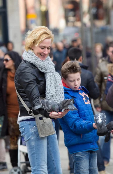 Mère et fils nourrissant des oiseaux à Amsterdam — Photo