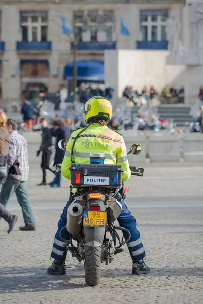 Poliziotto olandese su una moto — Foto Stock