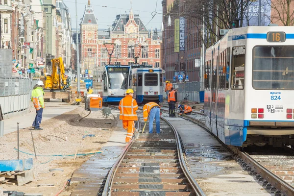 Yapıların tramvaylar Amsterdam'da railtrack çalışmak — Stok fotoğraf