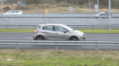 Peugeot 208 yolda sürüş