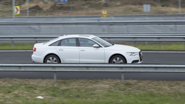 Beyaz audi a6 yolda sürüş.