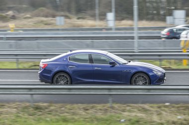 Bleu maserati ghibli