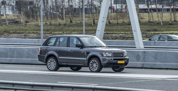 Range Rover conduciendo por el camino — Foto de Stock