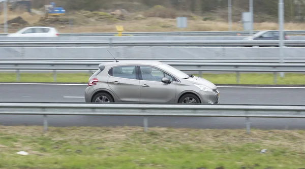 Peugeot 208 conduciendo por el camino —  Fotos de Stock