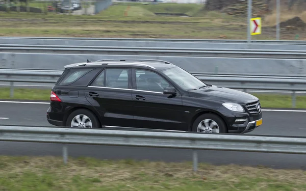 Mercedes-Benz M-Class guida lungo la strada — Foto Stock