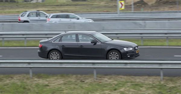 Audi A6 guida lungo la strada — Foto Stock