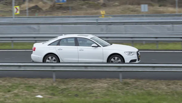 Audi A6 branco a conduzir na estrada — Fotografia de Stock