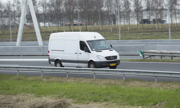 Mercedes Sprinter bianco guida lungo la strada — Foto Stock