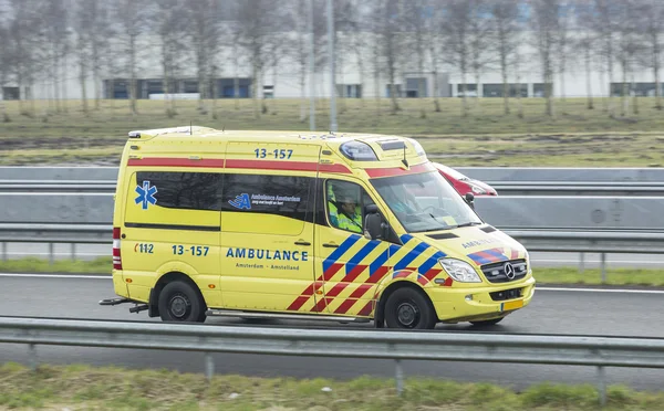 mercedes ambulans yolda sürüş