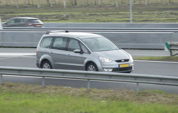 Ford galaxy, jazda w dół drogi — Zdjęcie stockowe