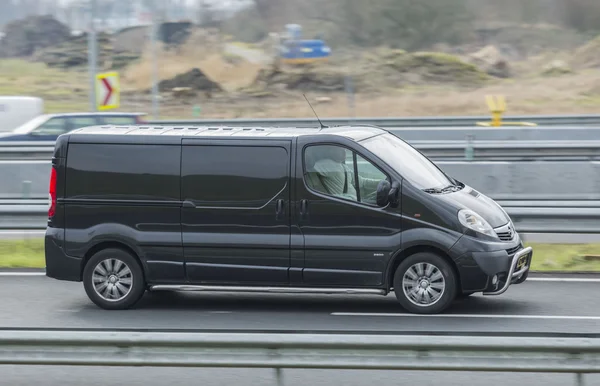 Opel vivaro jazda w dół drogi — Zdjęcie stockowe