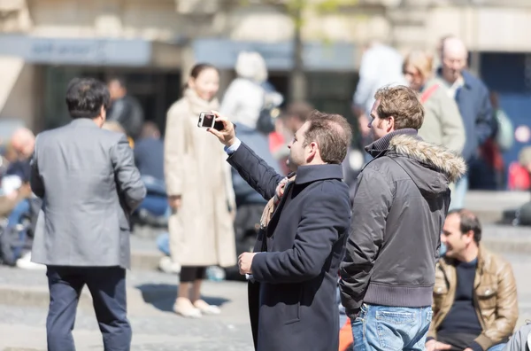 L'homme prend une photo avec son téléphone — Photo